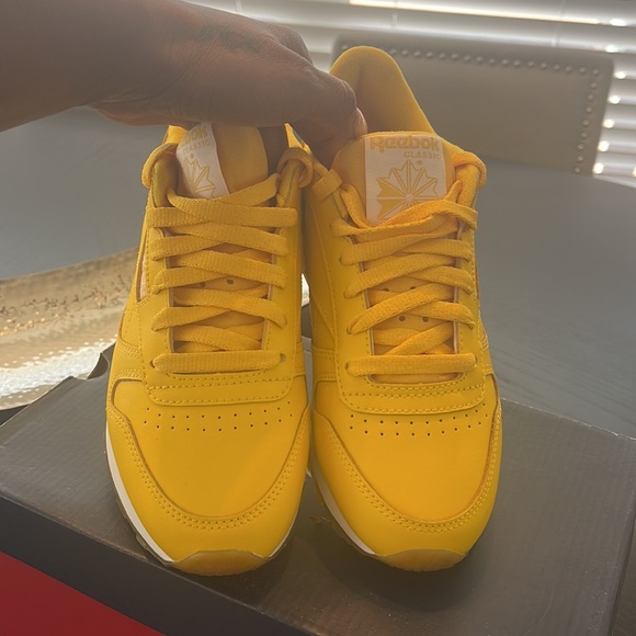 Classic Reeboks - Yellow & White - Picture 2 of 3